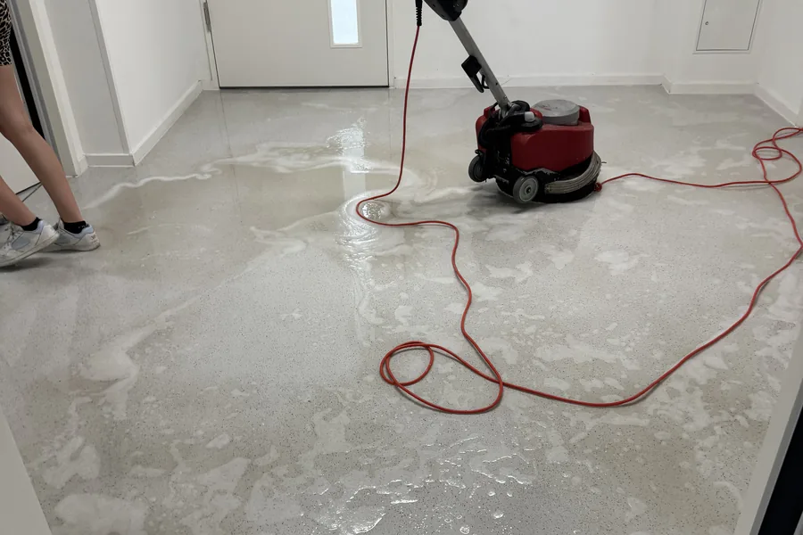 Mitarbeiter mit Einscheibenmaschine bei der Bodengrundreinigung